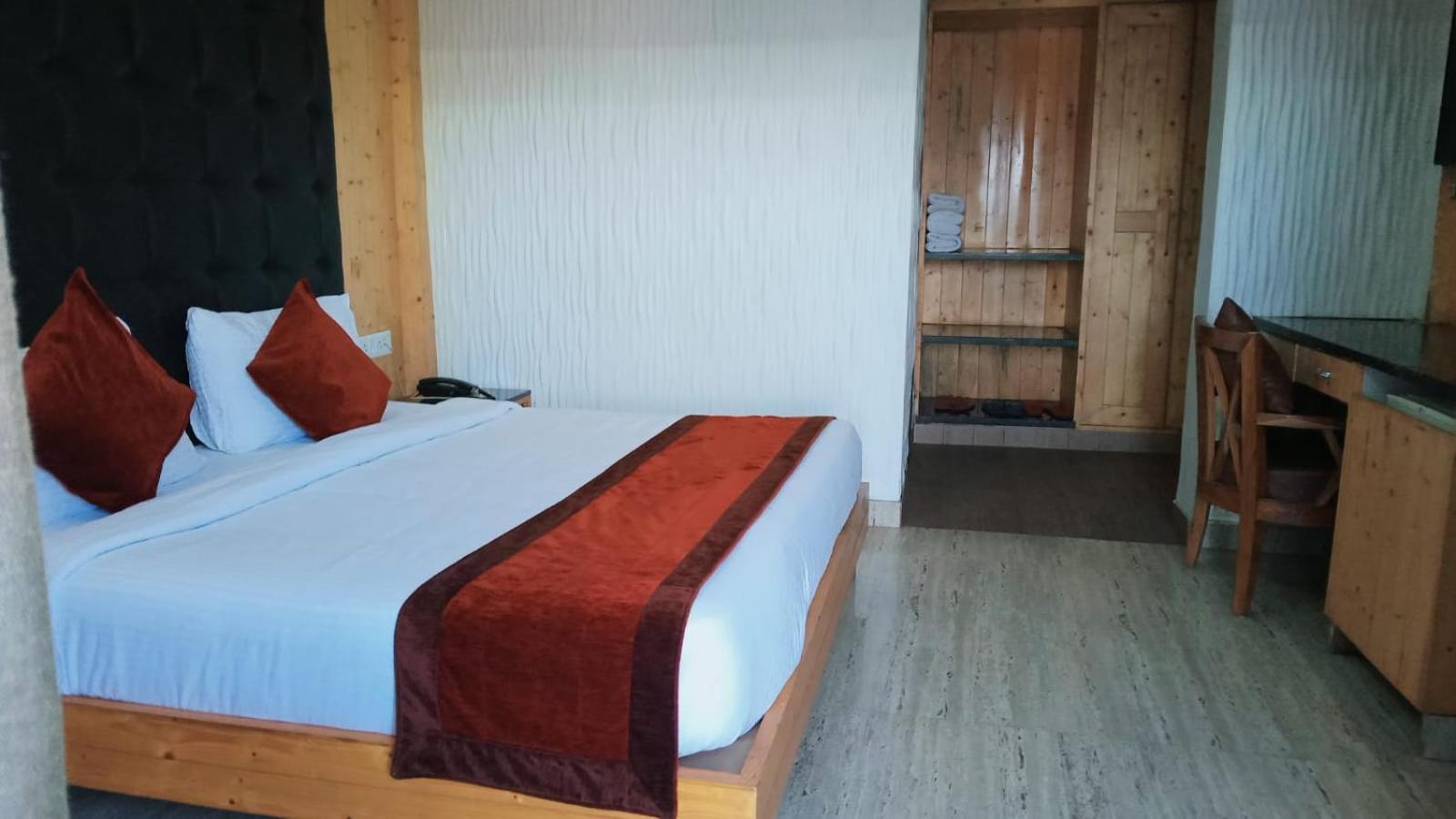 Blue Pine Resort Lansdowne Extérieur photo